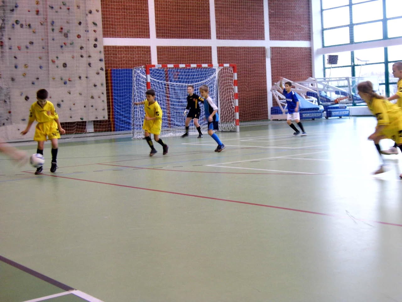 Halowy Turniej Piłki Nożnej rocznika 2004 i młodszych — zdjęcie 13
